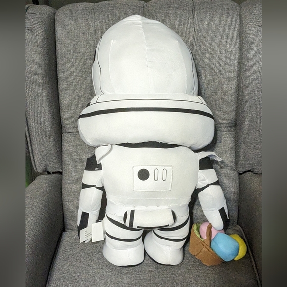 21" Star Wars Easter Egg Stormtrooper (stuffed) SKU# 086786489802 - Picture 7 of 9